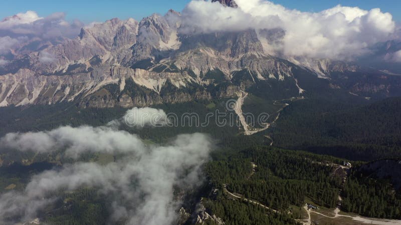 Cortina dampezzo com dolomites de pico de cristallo visão arcaica do norte da itália