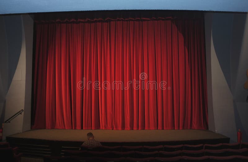 Cortina roja en un cine vacío fotografía de archivo Cortina roja en un cine vacío fotografía de archivo
