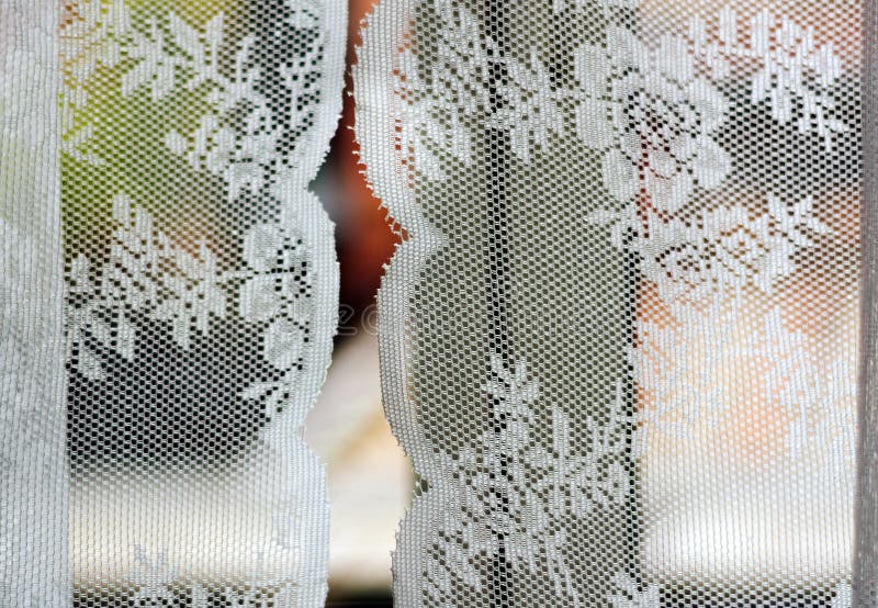 Cortinas adornadas con la textura floral blanca fotografía de archivo Cortinas adornadas con la textura floral blanca fotografía de archivo