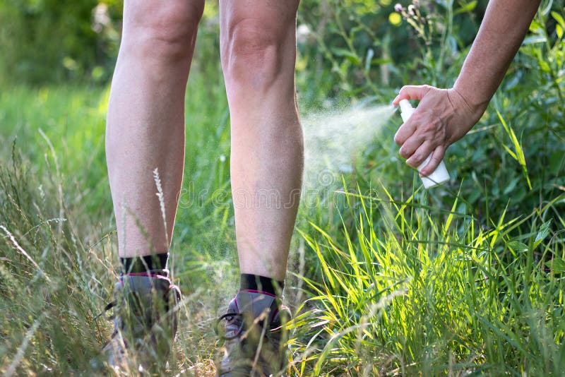 Cosa repellente della zanzara Aria aperta di protezione di pelle immagini stock libere da diritti Cosa repellente della zanzara Aria aperta di protezione di pelle immagini stock libere da diritti