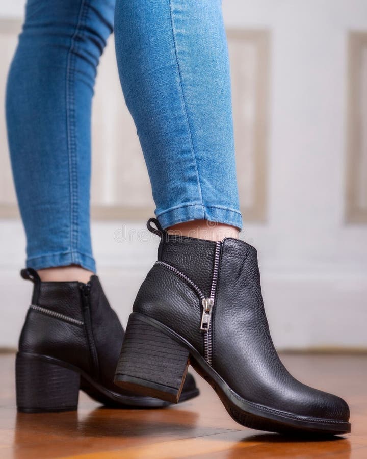 Cosce di donna con scarpe di pelle di diversi stili casuali e di abbigliamento di colore assorbito. Le zampe femmine con scarpe di pelle di diversi stili casuali e di abbigliamento in colori assortiti