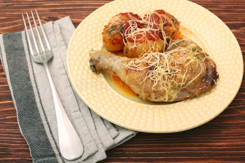 Coscie di pollo arrostite con la patata immagini stock libere da diritti Coscie di pollo arrostite con la patata immagini stock libere da diritti