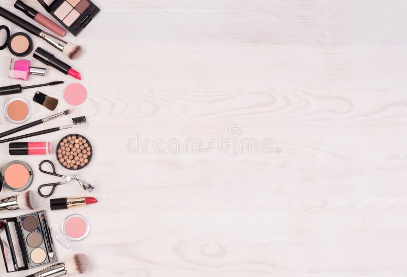 Cosméticos Del Maquillaje Tales Como Sombreadores De Ojos, Barra De Labios, Rimel Y Accesorios Del Maquillaje En El Fondo Blanco, Imagen de archivo - Imagen de manera, rojo: 133950017 Cosméticos Del Maquillaje Tales Como Sombreadores De Ojos, Barra De Labios, Rimel Y Accesorios Del Maquillaje En El Fondo Blanco, Imagen de archivo - Imagen de manera, rojo: 133950017