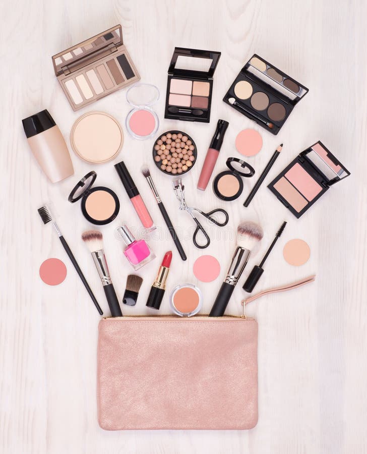 Cosméticos Del Maquillaje Y Accesorios Y Un Bolso Abierto En El Fondo De Madera Blanco, Visión Superior Foto de archivo - Imagen de cara, equipo: 133950092 Cosméticos Del Maquillaje Y Accesorios Y Un Bolso Abierto En El Fondo De Madera Blanco, Visión Superior Foto de archivo - Imagen de cara, equipo: 133950092