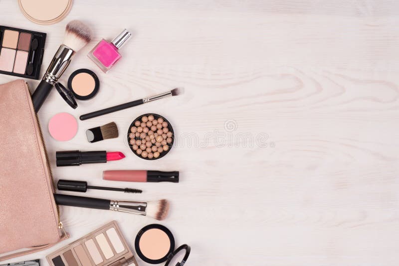 Cosméticos Del Maquillaje Y Un Bolso Abierto En El Fondo De Madera Blanco, Visión Superior Con El Espacio De La Copia Foto de archivo - Imagen de lipstick, piel: 133949764 Cosméticos Del Maquillaje Y Un Bolso Abierto En El Fondo De Madera Blanco, Visión Superior Con El Espacio De La Copia Foto de archivo - Imagen de lipstick, piel: 133949764