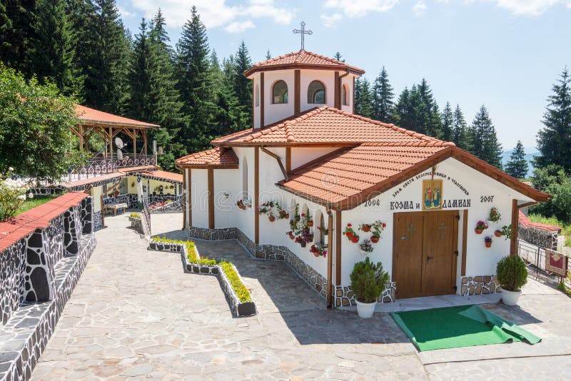Cosmas и церковь Damian в монастыре Святого Panteleimon в Болгарии стоковое изображение rf Cosmas и церковь Damian в монастыре Святого Panteleimon в Болгарии стоковое изображение rf