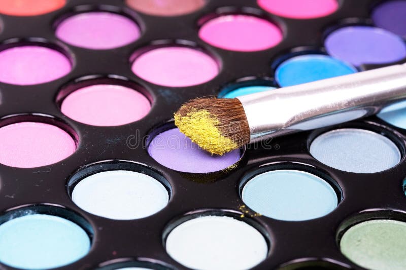 Cosmetic brush on eyeshadows