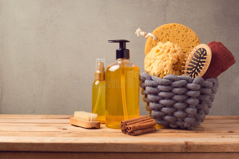 Cosmetic SPA en persoonlijke hygiëneachtergrond met producten op houten lijst royalty-vrije stock foto Cosmetic SPA en persoonlijke hygiëneachtergrond met producten op houten lijst royalty-vrije stock foto