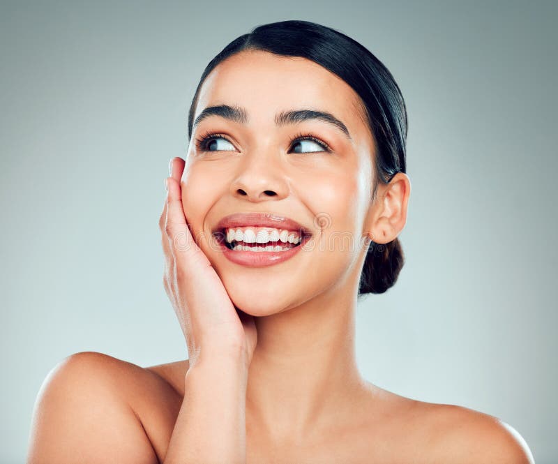 Cosmetiche e donne con un sorriso di estetica e dermatologia sullo sfondo di grigio studio. abbagliamento e modello fotografie stock libere da diritti