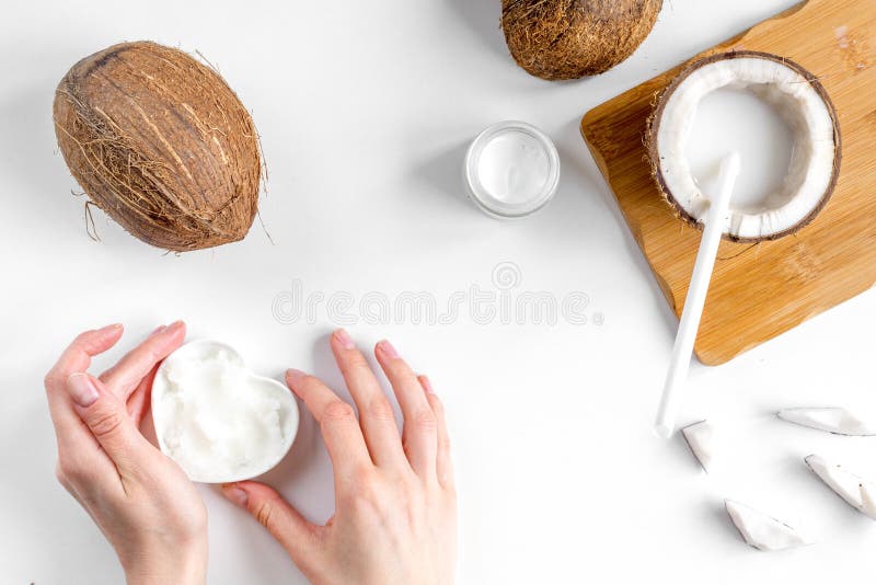 Cosmetici organici con la noce di cocco sulla vista superiore del fondo bianco immagine stock libera da diritti Cosmetici organici con la noce di cocco sulla vista superiore del fondo bianco immagine stock libera da diritti