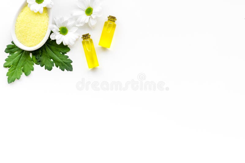 Cosmetici per cura di pelle con la camomilla Olio della camomilla, sale della stazione termale sullo spazio bianco della copia di fotografia stock Cosmetici per cura di pelle con la camomilla Olio della camomilla, sale della stazione termale sullo spazio bianco della copia di fotografia stock