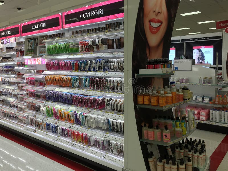 Cosmetici sugli scaffali da vendere immagini stock Cosmetici sugli scaffali da vendere immagini stock