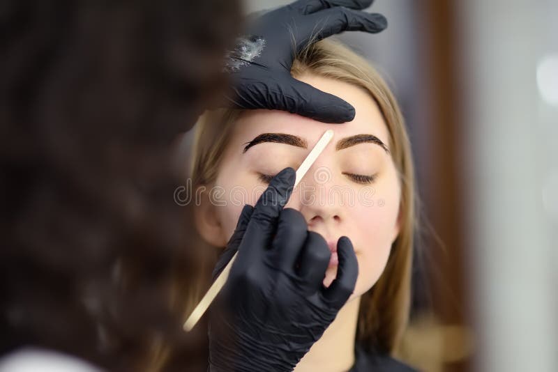 Cosmetologist die wenkbrauwenontwerp maken Aantrekkelijke vrouw die gezichtszorg krijgen bij schoonheidssalon Architectuurwenkbra royalty-vrije stock afbeeldingen Cosmetologist die wenkbrauwenontwerp maken Aantrekkelijke vrouw die gezichtszorg krijgen bij schoonheidssalon Architectuurwenkbra royalty-vrije stock afbeeldingen
