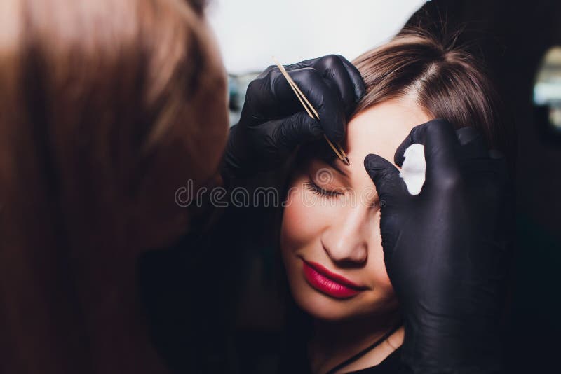 Cosmetologist die wenkbrauwenontwerp maken Aantrekkelijke vrouw die gezichtszorg krijgen bij schoonheidssalon Perfecte Architectu stock foto Cosmetologist die wenkbrauwenontwerp maken Aantrekkelijke vrouw die gezichtszorg krijgen bij schoonheidssalon Perfecte Architectu stock foto