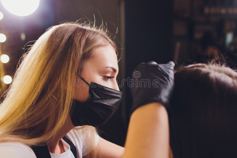 Cosmetologist die wenkbrauwenontwerp maken Aantrekkelijke vrouw die gezichtszorg krijgen bij schoonheidssalon Perfecte Architectu royalty-vrije stock foto Cosmetologist die wenkbrauwenontwerp maken Aantrekkelijke vrouw die gezichtszorg krijgen bij schoonheidssalon Perfecte Architectu royalty-vrije stock foto