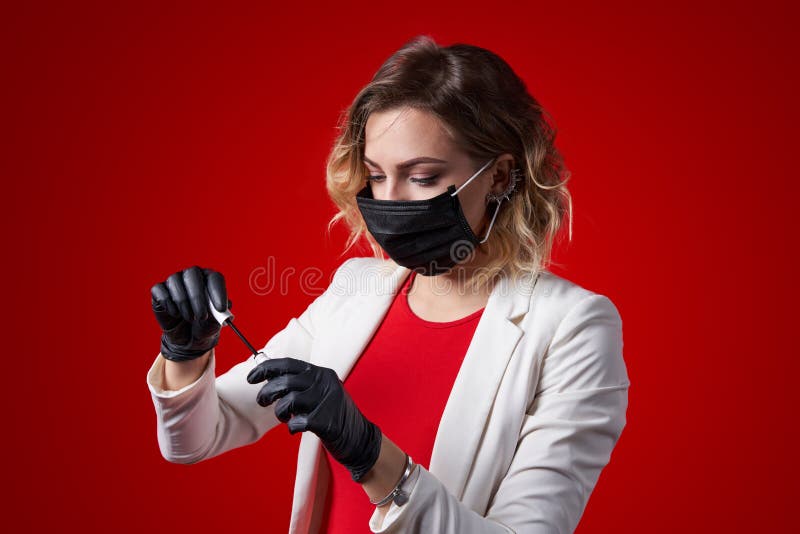 Cosmetologist kobieta jest ubranym czarne kosmetyczne gumowe rękawiczki i maskowych narządzań narzędzia fotografia royalty free