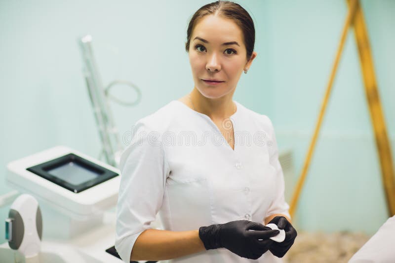 Cosmetologist, portrait d'un docteur d'esthéticien sur le fond du bureau image libre de droits Cosmetologist, portrait d'un docteur d'esthéticien sur le fond du bureau image libre de droits