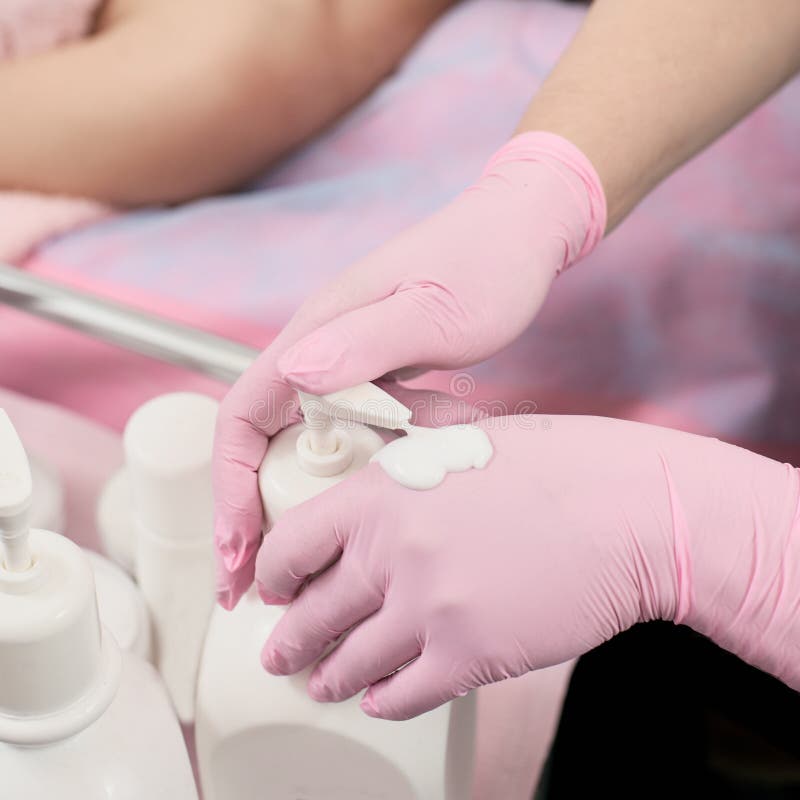 Cosmetologist que prepara-se para o procedimento imagens de stock Cosmetologist que prepara-se para o procedimento imagens de stock