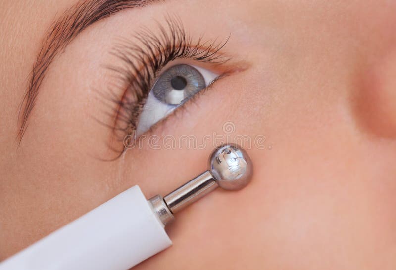 Cosmetologist robi aparatowi procedurze Microcurrent terapia piękny, młoda kobieta w piękno salonie zdjęcia stock Cosmetologist robi aparatowi procedurze Microcurrent terapia piękny, młoda kobieta w piękno salonie zdjęcia stock