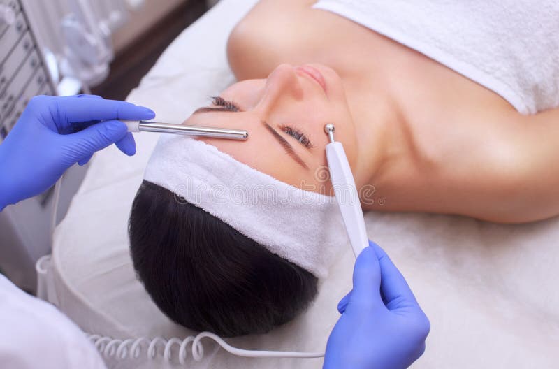 Cosmetologist robi Elektrycznemu Twarzowemu traktowaniu skóra piękny, młoda kobieta w piękno salonie fotografia royalty free Cosmetologist robi Elektrycznemu Twarzowemu traktowaniu skóra piękny, młoda kobieta w piękno salonie fotografia royalty free