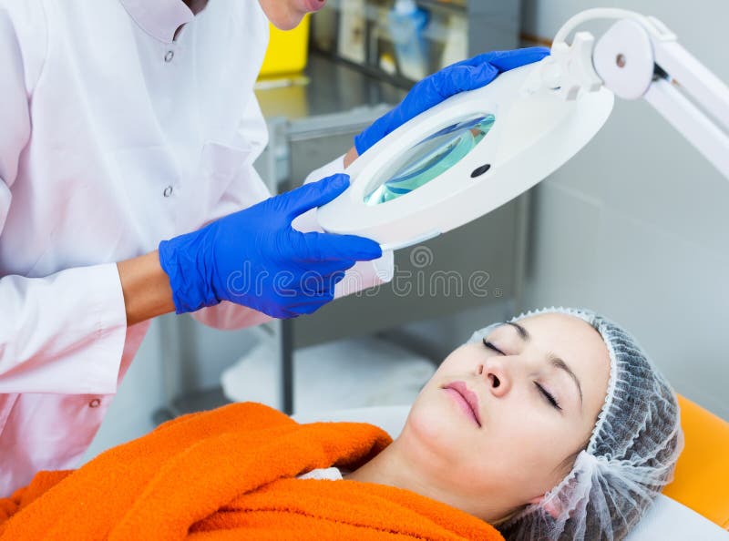 Cosmetologist und weiblicher Kunde stockfotografie Cosmetologist und weiblicher Kunde stockfotografie