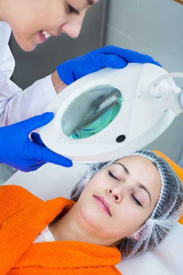 Cosmetologist und weiblicher Kunde lizenzfreies stockbild Cosmetologist und weiblicher Kunde lizenzfreies stockbild