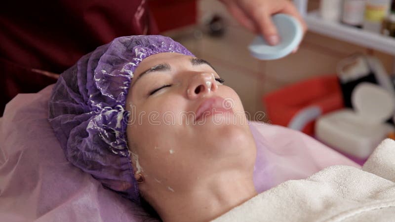Cosmetologist usuwa alginate maskę od młodej kobiety zbiory wideo