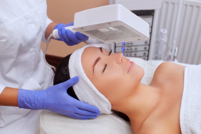Cosmetologist używa Drewnianą lampę dla szczegółowej diagnozy skóra warunek fotografia royalty free Cosmetologist używa Drewnianą lampę dla szczegółowej diagnozy skóra warunek fotografia royalty free