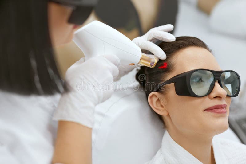 cosmetology Donna al trattamento di stimolazione del laser di crescita dei capelli immagine stock libera da diritti cosmetology Donna al trattamento di stimolazione del laser di crescita dei capelli immagine stock libera da diritti