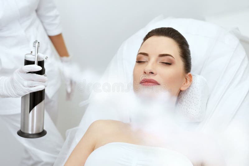 cosmetology Vrouw bij Gezichtszuurstof Cryotherapy op Schoonheidscentrum