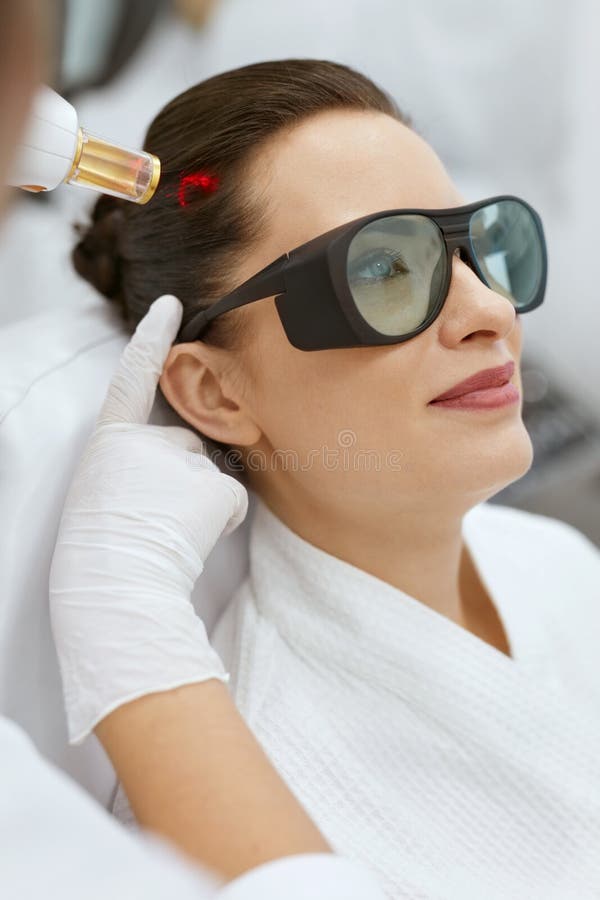 cosmetology Γυναίκα στην επεξεργασία υποκίνησης λέιζερ αύξησης τρίχας στοκ φωτογραφία με δικαίωμα ελεύθερης χρήσης cosmetology Γυναίκα στην επεξεργασία υποκίνησης λέιζερ αύξησης τρίχας στοκ φωτογραφία με δικαίωμα ελεύθερης χρήσης