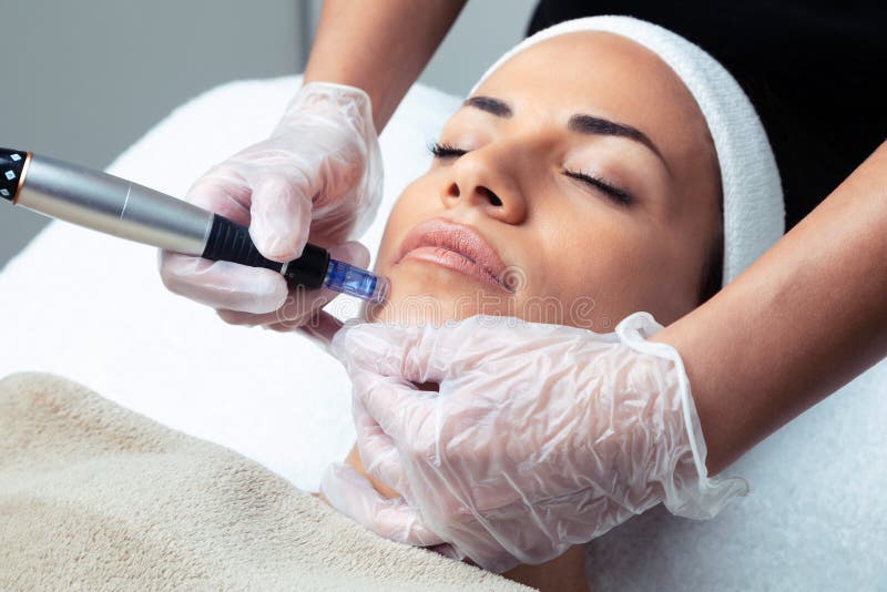 Cosmetoloog mesotherapie injectie met dermapen op het gezicht voor rejuventie in het spa - centrum