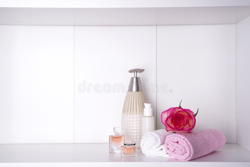 Cosmético del baño del balneario y rosa de la flor, en blanco Productos de la naturaleza de Dayspa fotos de archivo Cosmético del baño del balneario y rosa de la flor, en blanco Productos de la naturaleza de Dayspa fotos de archivo