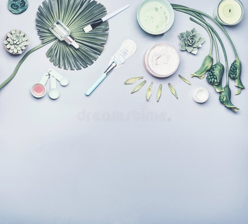 Cosmético del cuidado de piel y máscara facial de la hoja Diverso producto de los cosméticos: suero, crema y gel con las hojas y fotos de archivo libres de regalías Cosmético del cuidado de piel y máscara facial de la hoja Diverso producto de los cosméticos: suero, crema y gel con las hojas y fotos de archivo libres de regalías