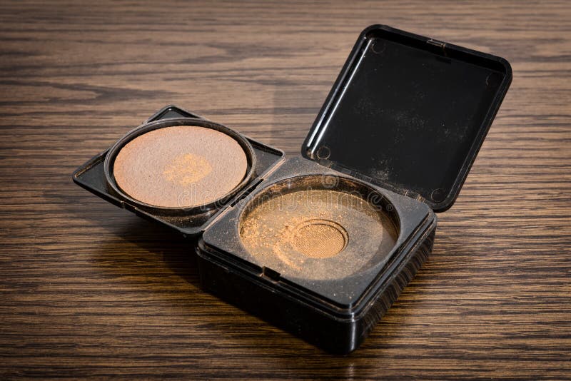 Cosmético del polvo de Bronzer en la tabla imágenes de archivo libres de regalías Cosmético del polvo de Bronzer en la tabla imágenes de archivo libres de regalías