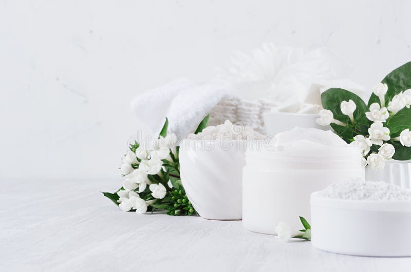 Cosméticos brancos puros luxuosos ajustados de produtos naturais para o corpo e os cuidados com a pele - o creme, sal, esfrega e imagem de stock royalty free Cosméticos brancos puros luxuosos ajustados de produtos naturais para o corpo e os cuidados com a pele - o creme, sal, esfrega e imagem de stock royalty free