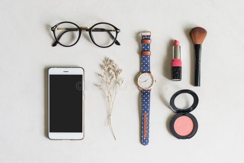 Cosméticos da mulher e artigos da forma com telefone celular fotografia de stock Cosméticos da mulher e artigos da forma com telefone celular fotografia de stock