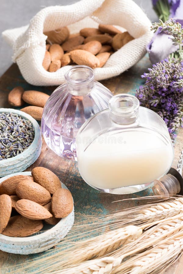 Cosméticos da natureza, preparação feito a mão de óleos essenciais, parfum imagens de stock Cosméticos da natureza, preparação feito a mão de óleos essenciais, parfum imagens de stock