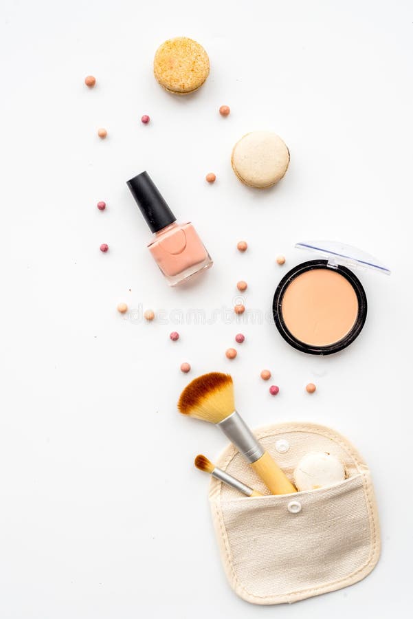 Cosméticos decorativos na opinião superior do fundo branco fotos de stock royalty free Cosméticos decorativos na opinião superior do fundo branco fotos de stock royalty free