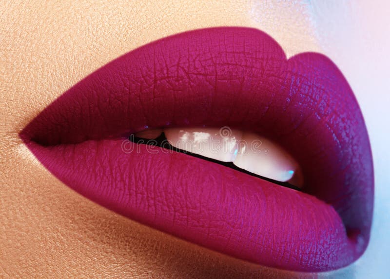 Cosméticos, maquillaje Lápiz labial brillante en los labios Primer de la boca femenina hermosa con maquillaje púrpura del labio P