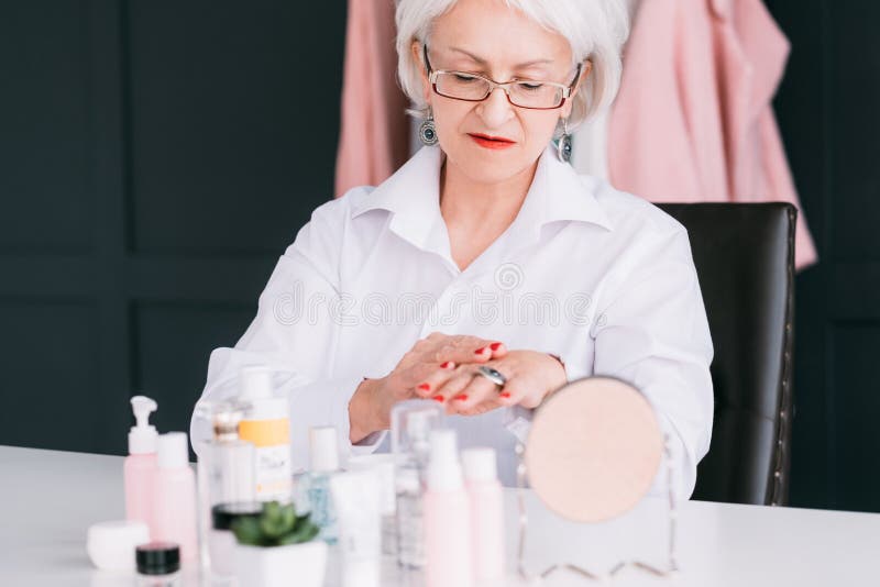 Cosméticos superiores da beleza da pele do cuidado da mão da mulher imagem de stock Cosméticos superiores da beleza da pele do cuidado da mão da mulher imagem de stock