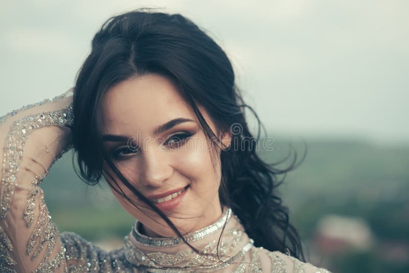 Cosméticos y skincare del maquillaje Salón de belleza y peluquero Retrato de la manera de la mujer atractiva Muchacha linda alegr fotos de archivo libres de regalías Cosméticos y skincare del maquillaje Salón de belleza y peluquero Retrato de la manera de la mujer atractiva Muchacha linda alegr fotos de archivo libres de regalías