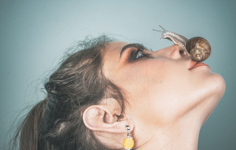 Cosmétique et mucus d'escargot. jeune fille visage de maquillage à la mode et escargot mignon. cosmétologie procédure beauté. soin photo libre de droits