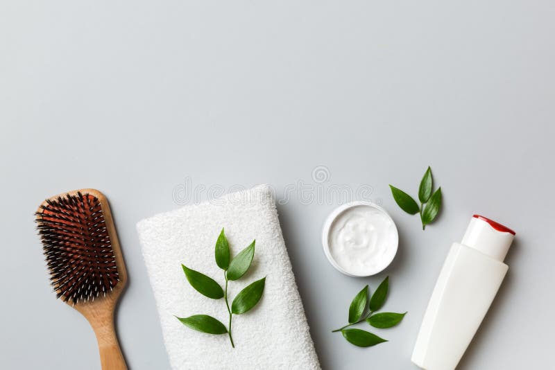 Cosmétique pour la crème de soins cheveux et serviette sur fond coloré vue de dessus. couche plate.