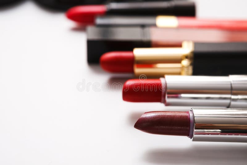 Cosmétiques de beauté et de maquillage, configuration plate des rouges à lèvres photos libres de droits Cosmétiques de beauté et de maquillage, configuration plate des rouges à lèvres photos libres de droits