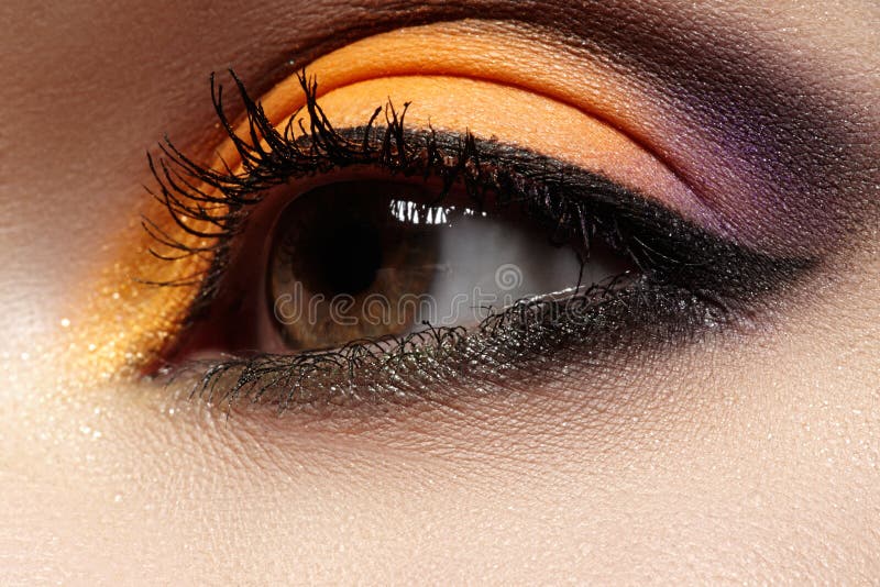 Cosmétiques. Macro maquillage d'oeil de mode, style oriental lumineux avec l'eye-liner photographie stock libre de droits Cosmétiques. Macro maquillage d'oeil de mode, style oriental lumineux avec l'eye-liner photographie stock libre de droits
