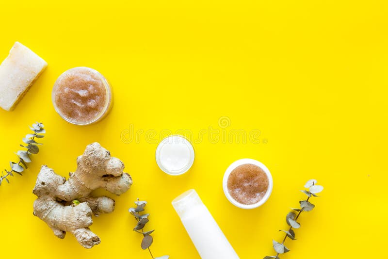 Cosmétiques organiques avec du gingembre et des herbes sur la maquette jaune de vue supérieure de fond images stock