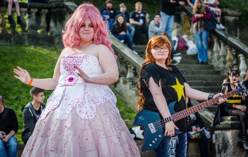 Poses Masculinas Do Cosplayer Na Convenção De Yorkshire Cosplay Imagem  Editorial - Imagem de editorial, campo: 80313110