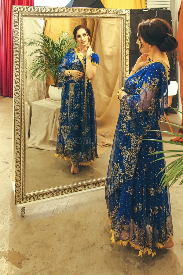 Cosplay De Hindú. Joven Hermosa Mujer Con Vestido Azul Indio Sari Closeup  Está Mirando En El Espejo Imagen de archivo - Imagen de danza, manera:  185925787