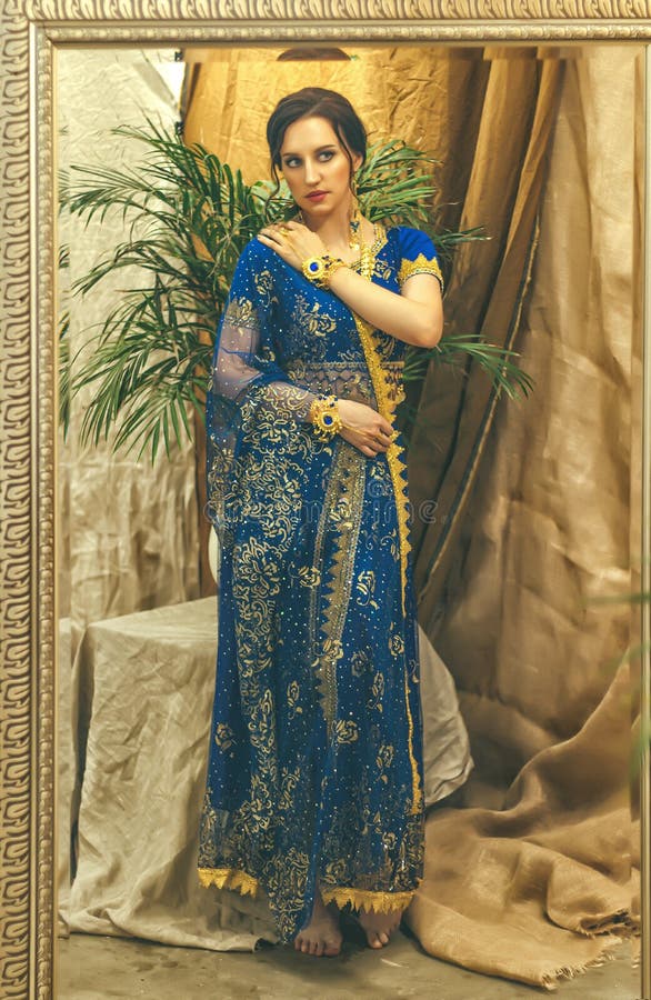 Cosplay De Hindú. Joven Hermosa Mujer Con Vestido Azul Indio Sari Closeup Está En El Espejo Foto de archivo - Imagen de multicultural, feliz: 185926198